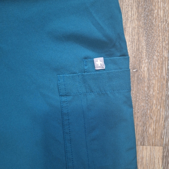 FIGS Teal Yola Mid-Rise Cargo Straight Leg Scrub Pants, Size XS - Picture 4 of 7